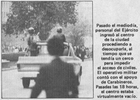 Se observa una camioneta de color claro en cuyo pick up están parados dos militares con fusiles. El vehículo recorre la alameda bernardo o"higgins de la capital chilena, Santiago. 